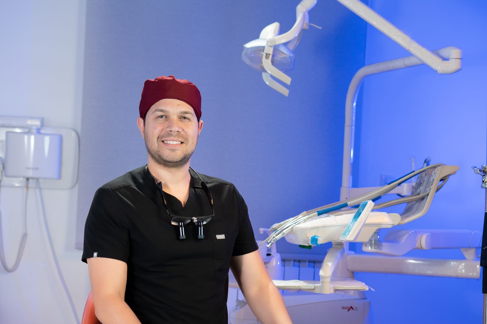 Une salle de soin de la clinique Estoria, éclairée en bleu